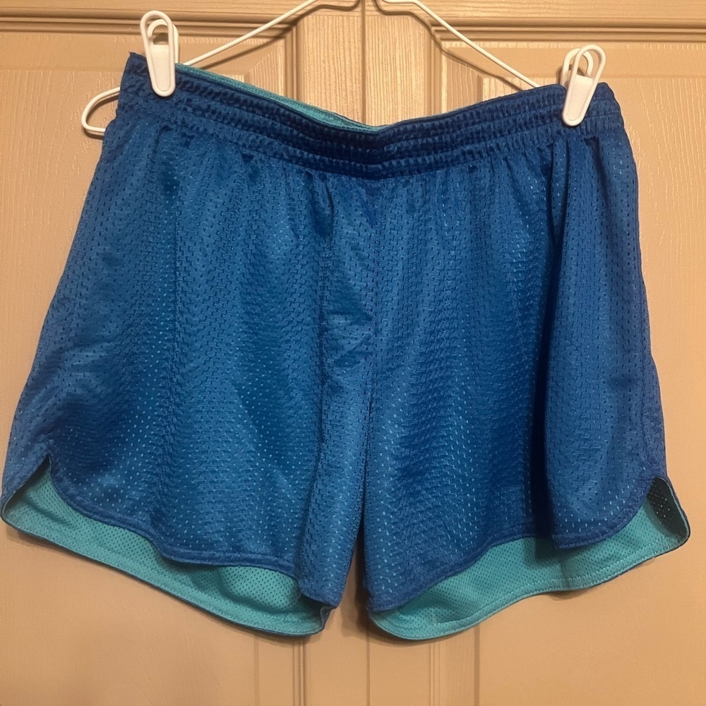 Blue Athletic Shorts with Elastic Waistband and Modern Design